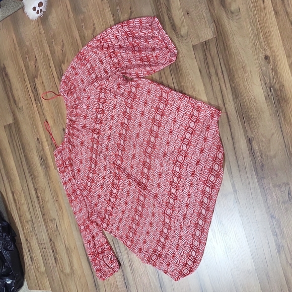 ROZ & ALI WOMAN Semi-Sheer Red & White Geometric 3/4 Sleeve Blouse - Picture 6 of 13